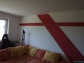 Ein Rundblick ums Wohnzimmer mit der roten Tapete. 1
